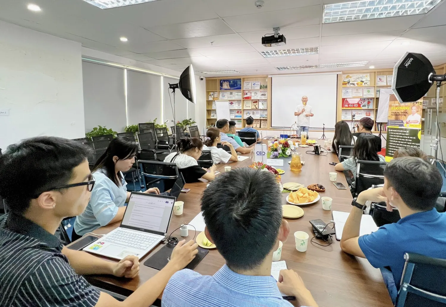 Không gian đào tạo thực tế về TikTok Shop và Shopee